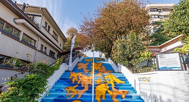 Johnson & Johnson Ruh Sağlığının Önemine Vurgu Yapmak İçin Moda Merdivenlerini Renklendirdi