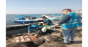 Doğaseverler Karşıyaka’da kıyı temizliği yaptı