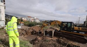 İzmir Büyükşehir Belediyesi ekipleri Bergama’da aşırı yağışlarla mücadele ediyor
