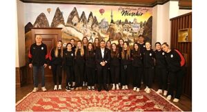 Belediye Başkanı Rasim Arı, Galatasaray Sutopu Kadın Takımı’nı Ağırladı