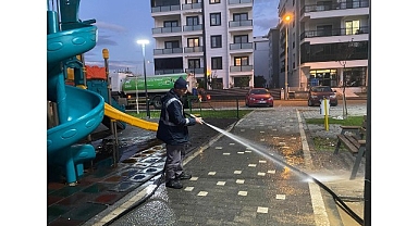 Edremit Belediyesi’nden parklarda hızlı temizlik çalışması