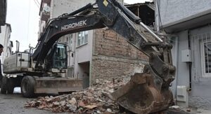 Gemlik’te Metruk Bina Temizliği Devam Ediyor