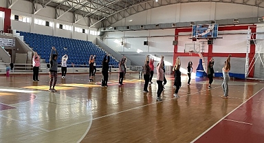 Narlıdere Belediyesi’nin açtığı aerobik kurslarına katılan kadınlar güne sağlıklı, enerjik ve zinde başlıyor