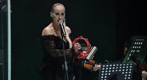 Niran Ünsal İzmir’de Sessizliği Bozdu