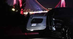 Tarihinin en güçlü Rolls-Royce’u Black Badge Spectre Türkiye sahnesinde