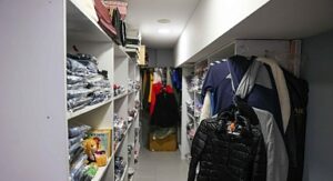 Buca’da giysi kumbaraları ile dayanışma büyüyor