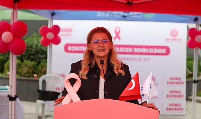 Bakırköy’de Pembe Şemsiyelerle Meme Kanseri Farkındalık Yürüyüşü