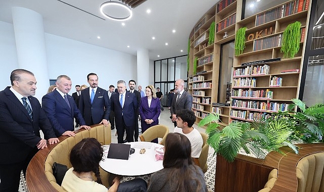 Zorlu’dan Büyükakın’a övgü: “Kendisi sadece hizmet üretmiyor, kavram da üretiyor”